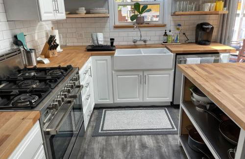 Sunlit Surf House 4BR Downtown Walk to beach - Foto 48