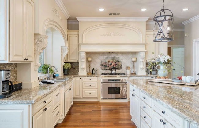 Grand Contento by Avantstay Extraordinary Estate w/ Pool & Movie Room - Photo 7