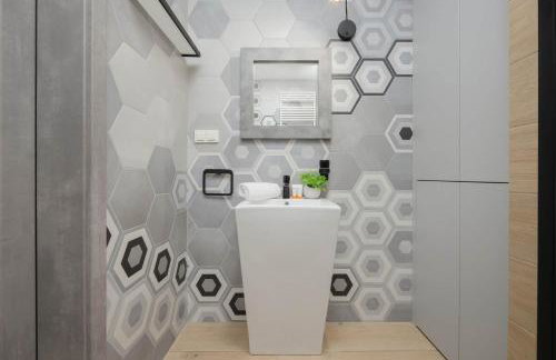 Metro Wola Apartment with Parking & AC next to Warsaw Rising Museum by Noclegi Renters - Foto 22