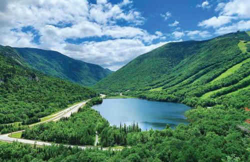 Riverfront Retreat in the White Mountains - 3BR Cozy Escape Near Ski & Hike - Foto 4