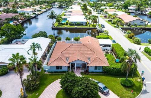 Luxe 4BR Waterfront w Htd Pool 5min to Beach - Foto 1