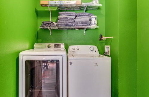 Patio and Yard! Family Home, 6 Mi to Airport - Foto 10