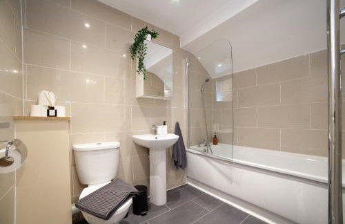 Arte Stays Serviced Houses Stratford - 3 Bedrooms 2 Bathrooms Houses London, Stratford, Maryland, Free Parking, Garden, Weekly or Monthly Stays - up to 8 guests - Foto 54