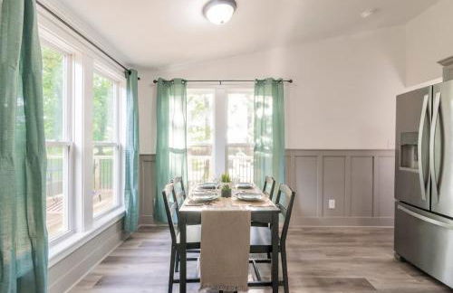 Cozy 3BR Country Retreat with Porch Games & Modern Comforts - Foto 4