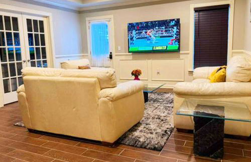 Private and Relaxing Getaway with Gym, Pool & Hot Tub - Foto 3