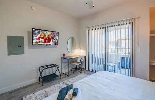 Elegant 1BD King Bed, Pool, Hot Tub, Gym, Parking - Photo 26