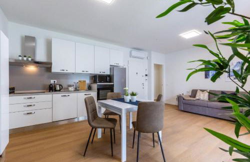 Colombo Palace - viale colombo 358 - Photo 56