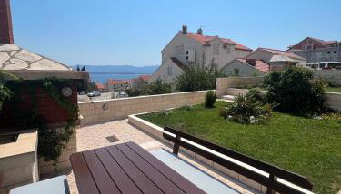 Apartments Mikulić - Photo 3, Garden view
