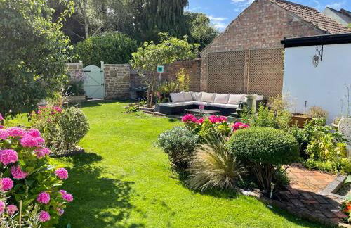 Cybil's Retreat - Renovated 2 bedroom house with enclosed garden - Photo 22