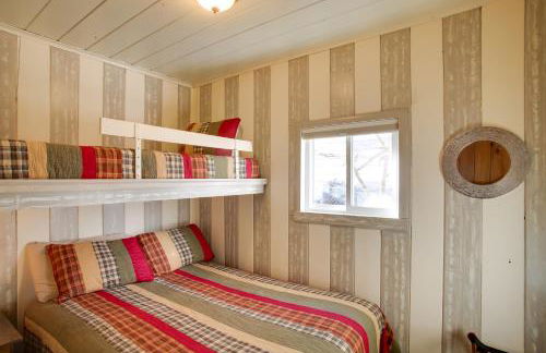 Charming Lakefront Cabin with Deck and Fire Pit! - Foto 16