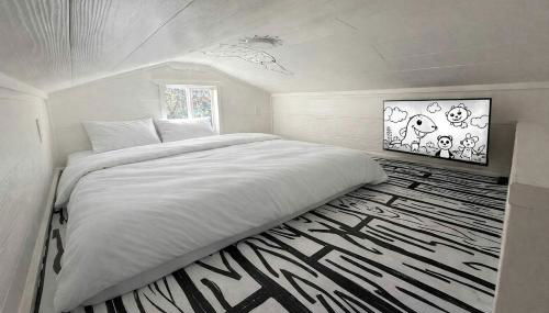 Whimsical Lakefront Tiny Home with Hand-Drawn Doodle Design Near Bastrop, Texas - Foto 4