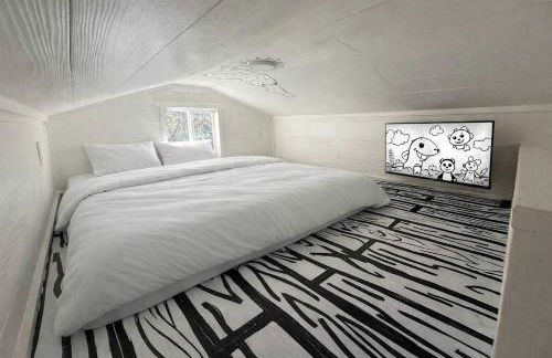 Whimsical Lakefront Tiny Home with Hand-Drawn Doodle Design Near Bastrop, Texas - Foto 4