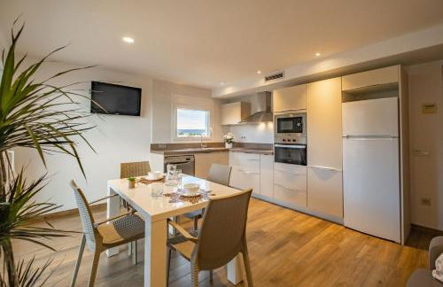 Apartamento con terraza, vistas playa y montaña - Foto 6