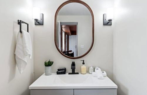 New Renovated 5BD Home with Hot Tub Sauna & Game Rm - Foto 9