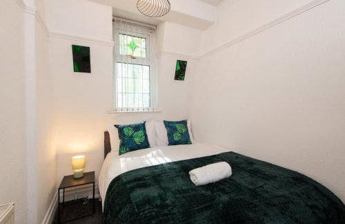 Large House for Groups with Huge Driveway - FREE PARKING - Photo 19