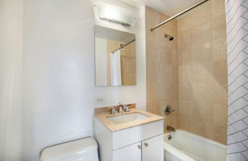 Modern Bright Times Sq 1BR w Indoor pool NYC-8 - Foto 11