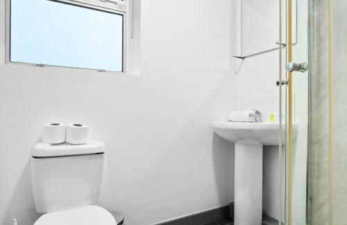 Spacious 5 Bedroom & 5 Bathrooms House - Garden - Parking - Netflix 376MW - Foto 38