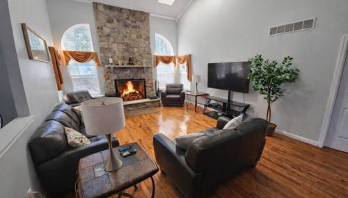 Luxury Villa with Hot Tub, Two Fire Pits, King Bed Suite, Game Room & Fenced Yard - Foto 4