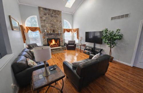 Luxury Villa with Hot Tub, Two Fire Pits, King Bed Suite, Game Room & Fenced Yard - Foto 4