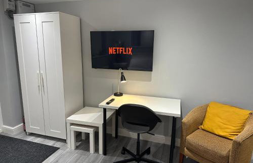 Modern Luxury Private Detached 1 Double Bedroom Studio Apartment - Super Fast Wifi - Foto 20