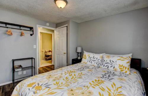 Red Bench Cottage Ideal location near parks, trails, skiing, hiking, biking, shopping extended stays welcome - Photo 10