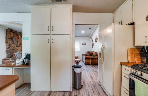 Furnished Deck and Fire Pit Sherwood Forest Cabin - Foto 10