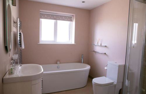 Wow I'm living on the beach. Luxury 4 bed sleeps 8 - Photo 11