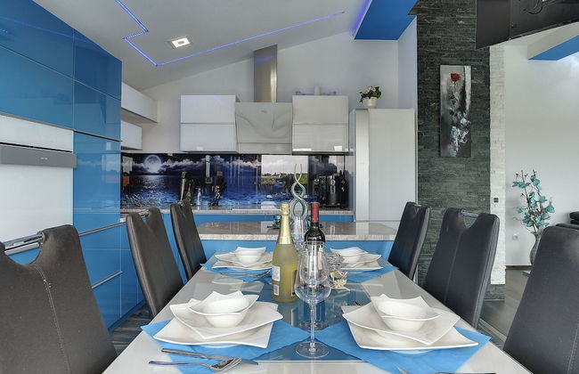 Modern Villa With Private Pool Consisting of 2 Apartments Near the Beach - Photo 7