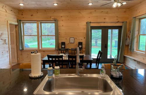 Creekside Getaway - King Bed - Full Kitchen - Foto 13