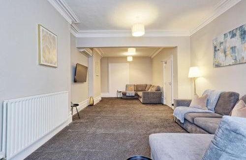 Large 5-Bedroom Home, Perfect for Long Stays & Team Accommodation - Foto 11