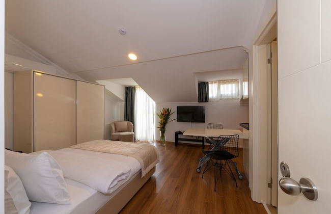 Joy Suites - Photo 54