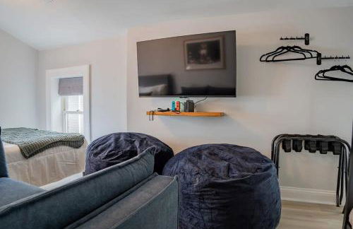 Remodeled Modern Home - private backyard & games! - Foto 30