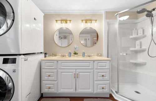 Coastal Red Farmhouse w/Firepit - Holiday Home - Foto 34