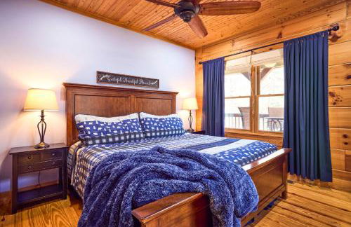 Romantic Penrose Cabin with Pond, Trails and Hot Tub - Foto 13