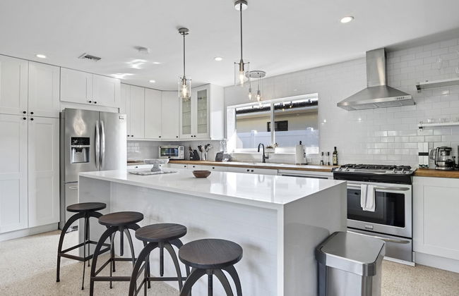 Beach Bliss 10 Mins to Waves 3BR Oasis With Pool - Foto 43