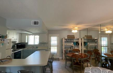 Desirable Pet Friendly Resort, 3 minute walk to the Beach, Beachside Pool & Restaurant Message for Snow Bird Rates - Photo 10