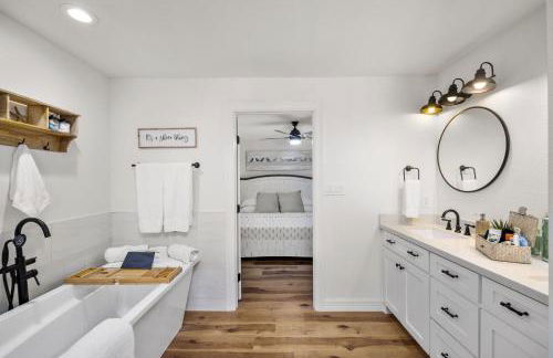 Seabrook 3BR Sleeps 10 w Backyard, Fire Pit Near Kemah - Foto 7