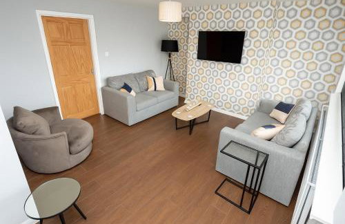 Large Home - Free Parking-WiFi By Hinkley Homes Short Lets & Serviced Accommodation - Photo 13