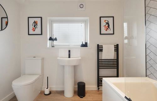 The Lodge - comfortable, stylish, 3 bedroom home with 3-6 beds near Utilita Arena - free parking - Photo 2