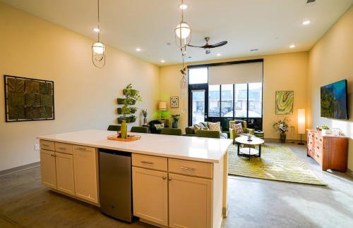 Peridot Suite - NEW 2bdrm 2bath Loft near Mass! - Photo 3