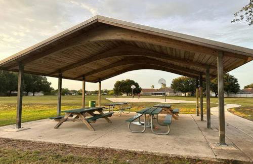 Newly Renovated 4BR 2B Riverview Oasis with King - Foto 16