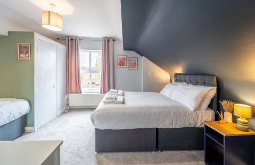 4 Bedroom Stylish House in Redditch - Free Parking - Photo 26