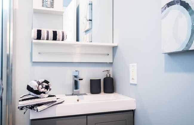 Chic & Central 3-bedroom in Little Italy - Photo 19