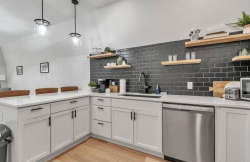 Carriage House Loft - King Bed and Garage Parking - Foto 10