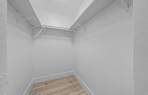 Entire Private Home with 4 Bedrooms 2 Bathrooms, Hot Tub, King Bed, 80 TV, Gated Yard, Ranch Style, Available Now - Foto 40