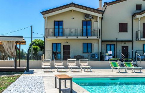 Awesome Apartment In Terre Roveresche - Foto 16