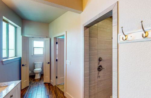 Hot Tub and Views Luxe Lake Bridgeport Retreat - Foto 18