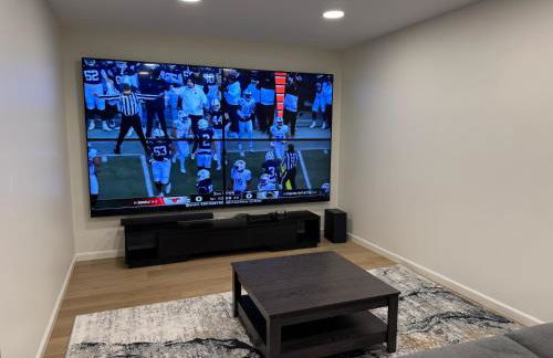 Large Luxury Home with Media Room and Game Room - 10 mins to Campus & Stadium - Foto 73