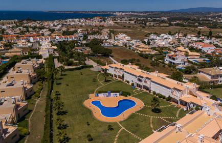 Apartamento no Condomínio Baia Village com Piscina - Foto 30