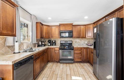 NEW I Mountain Views I Hot Tub I Lawn Games I Patio I BBQ - Photo 19